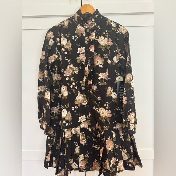 Tuckernuck Dresses & Skirts - Tuckernuck Floral Dress Size XS NWT